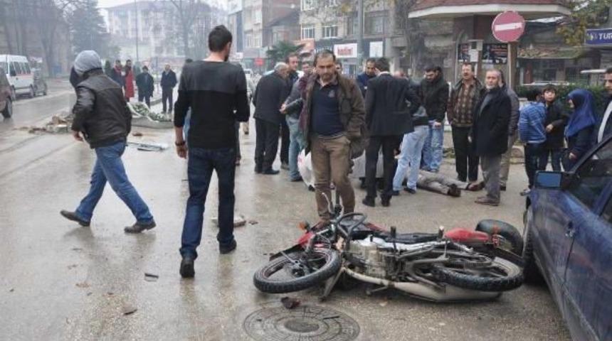 Kask takan motosikletli &ouml;l&uuml;mden d&ouml;nd&uuml;