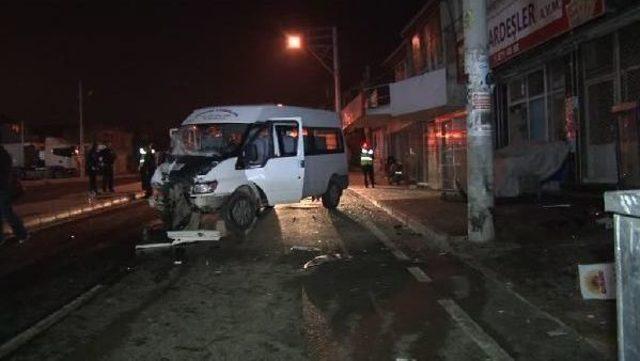 Minib&uuml;s Direğe &Ccedil;arptı: 1 i Ağır 5 Yaralı 1