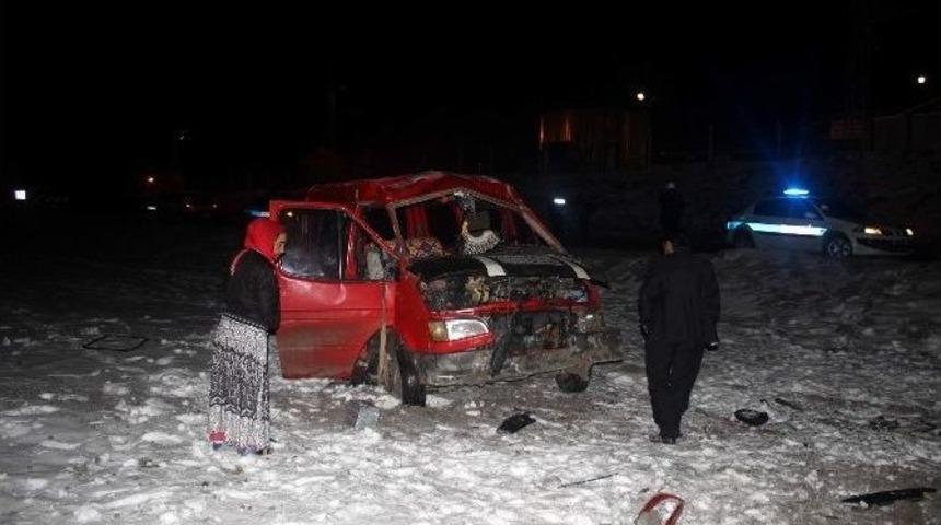 Minib&uuml;s Boş Tarlaya U&ccedil;tu: 6 Yaralı