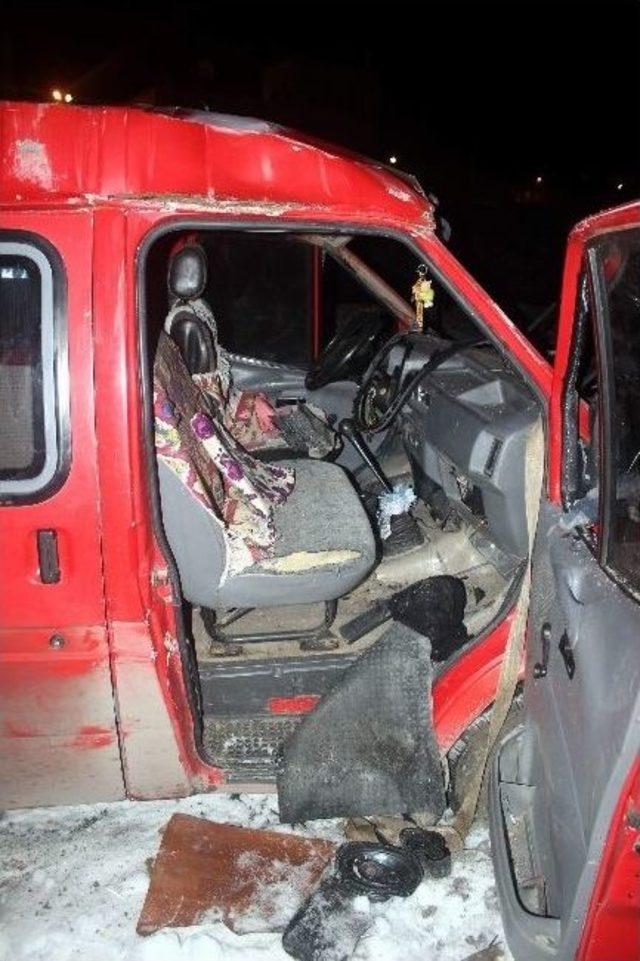 Minib&uuml;s Boş Tarlaya U&ccedil;tu: 6 Yaralı 1