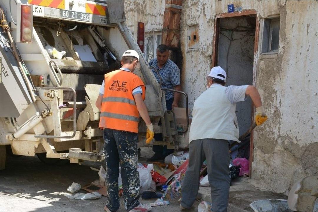 Belediye Ekipleri &Ccedil;&ouml;p Evi Temizledi