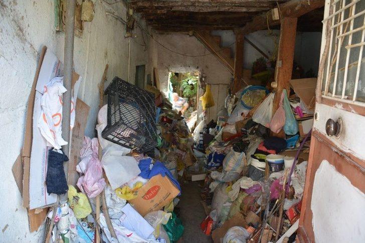 Belediye Ekipleri Çöp Evi Temizledi G1