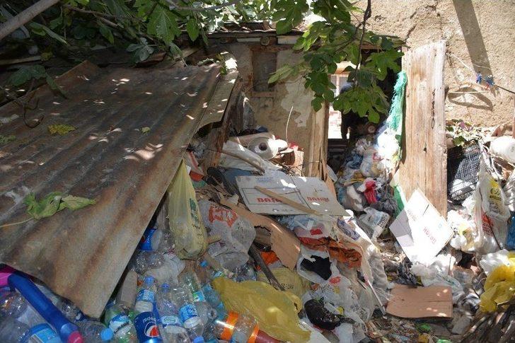 Belediye Ekipleri Çöp Evi Temizledi G5