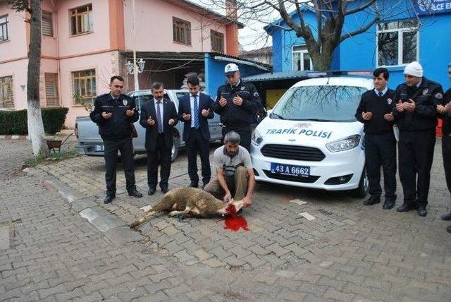Polisler Yeni Ara&ccedil; İ&ccedil;in Kurban Kesti 1