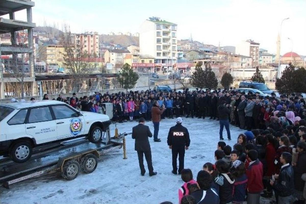 Emniyet Kemeri Sim&uuml;lasyon Aracı &Ouml;ğrencilere G&ouml;steri Yaptı