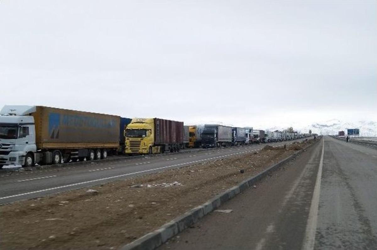 Sınır Kapısında Tır Kuyruğu