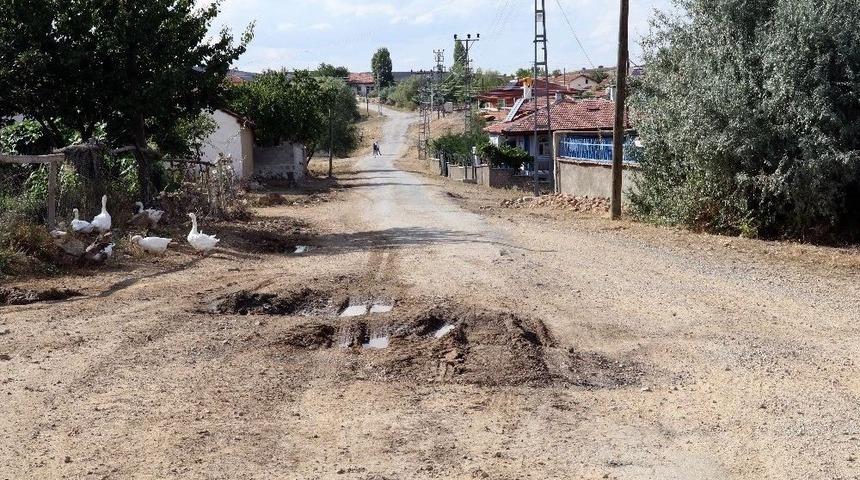 Köylüler Yollarının Yapılmasını Bekliyor