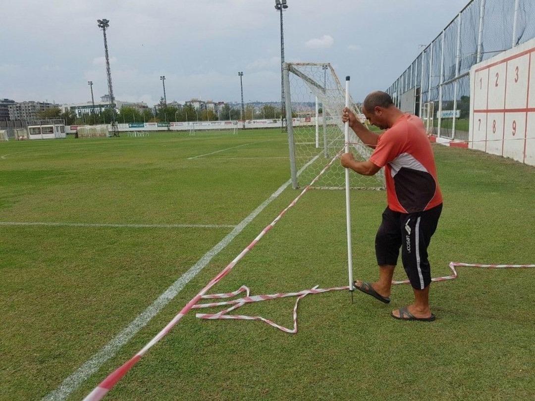 Alpay &Ouml;zalan&rsquo;ın Basına &Ccedil;ektirdiği Şerit, Y&ouml;netim Tarafından Kaldırıldı