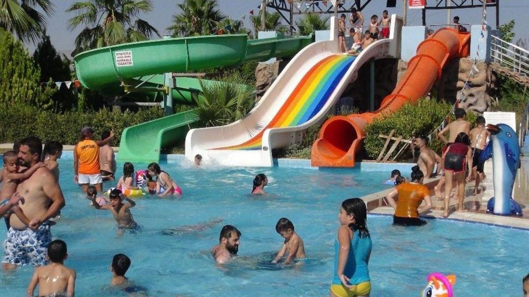 Vatandaşlar Serinlemek İ&ccedil;in Havuzlara Akın Etti