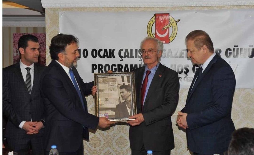 Duayen Gazeteci Hikmet Aksoy&rsquo;u Duygulandıran &Ouml;d&uuml;l