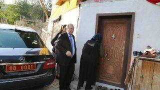 Görme Engelli Kardeşlere Vali Ve Eşinden Sürpriz Ziyaret