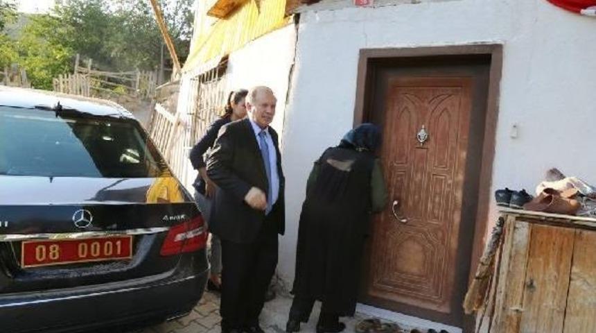 G&ouml;rme Engelli Kardeşlere Vali Ve Eşinden S&uuml;rpriz Ziyaret