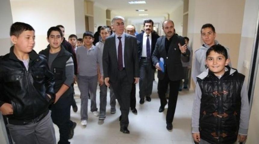 Vali Ataklı Okulda İncelemelerde Bulundu