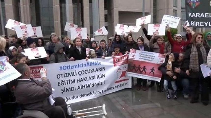 Otizmli oğlu i&ccedil;in aihm &ouml;n&uuml;nde &ccedil;adır kuracak...