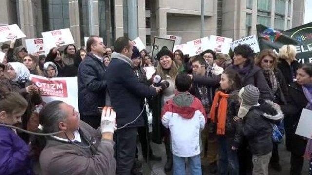 Otizmli oğlu i&ccedil;in aihm &ouml;n&uuml;nde &ccedil;adır kuracak... 1