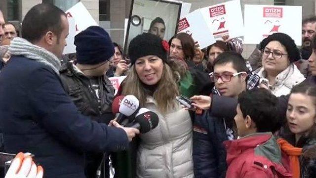 Otizmli oğlu i&ccedil;in aihm &ouml;n&uuml;nde &ccedil;adır kuracak... 2