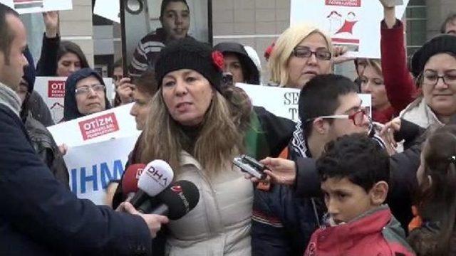 Otizmli oğlu i&ccedil;in aihm &ouml;n&uuml;nde &ccedil;adır kuracak... 3