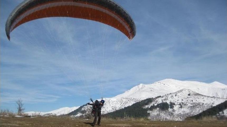 &Uuml;niversite &Ouml;ğrencilerinin İzmir&rsquo;de Yama&ccedil; Paraş&uuml;t&uuml; Keyfi