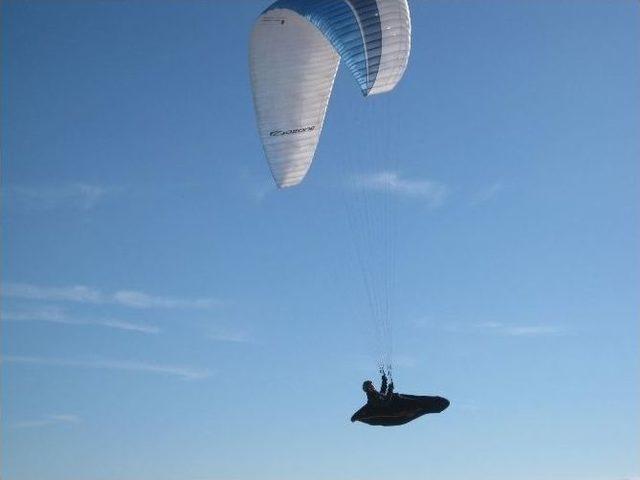 &Uuml;niversite &Ouml;ğrencilerinin İzmir&rsquo;de Yama&ccedil; Paraş&uuml;t&uuml; Keyfi 1