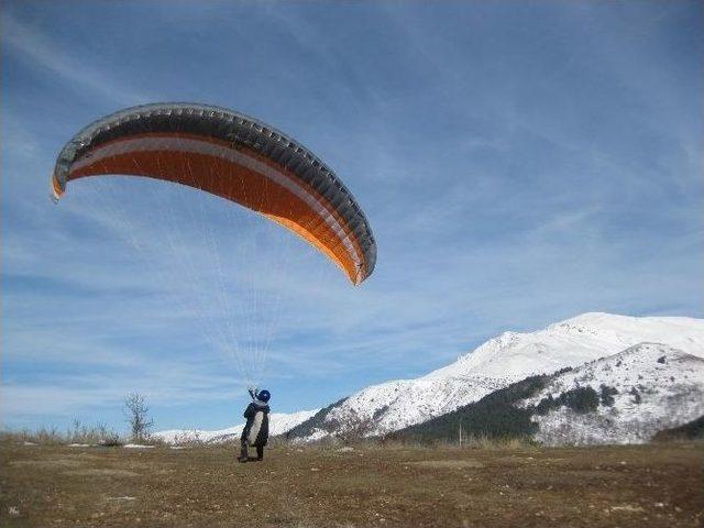 &Uuml;niversite &Ouml;ğrencilerinin İzmir&rsquo;de Yama&ccedil; Paraş&uuml;t&uuml; Keyfi 3
