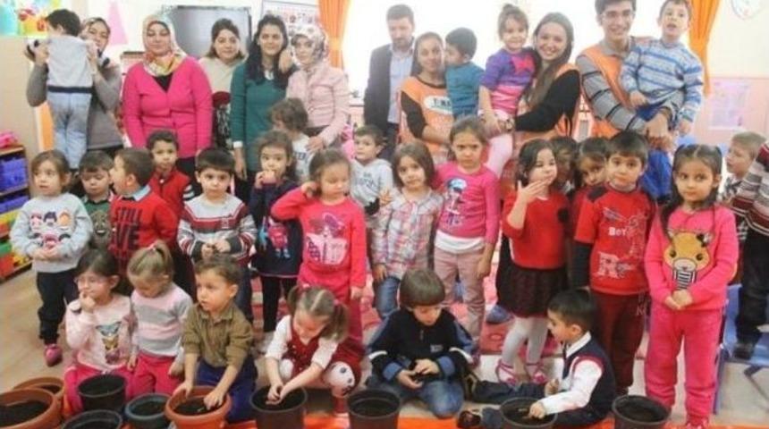 Bayburt &Uuml;niversitesi Gen&ccedil; Tema Kul&uuml;b&uuml; &Uuml;yeleri 75. Yıl Anaokulu Minikleriyle Birlikte Saksılara 230 Meşe Palamudu Ekti