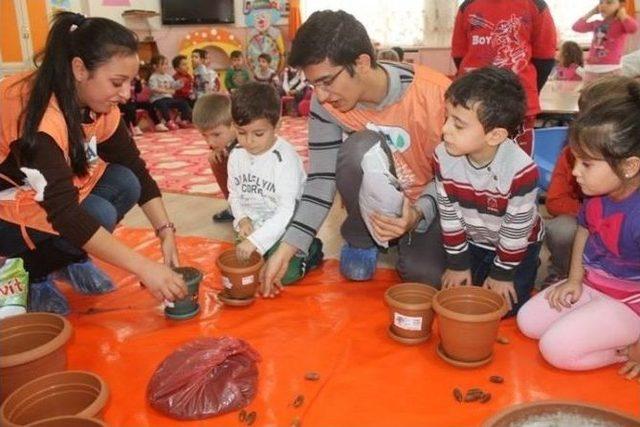 Bayburt &Uuml;niversitesi Gen&ccedil; Tema Kul&uuml;b&uuml; &Uuml;yeleri 75. Yıl Anaokulu Minikleriyle Birlikte Saksılara 230 Meşe Palamudu Ekti 2