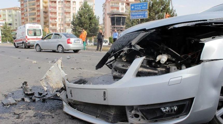 Kaza Yapan Ambulansın G&ouml;revlileri, Şoku Atlatıp Yaralıya M&uuml;dahale Etti