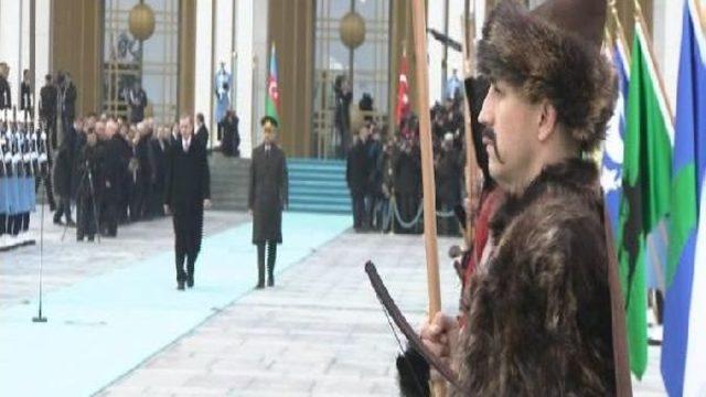 Aliyev'i Karşılama Töreninde 'dombra' Şarkısı (1)