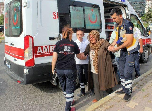 Kaza Yapan Ambulansın Görevlileri, Şoku Atlatıp Yaralıya Müdahale Etti