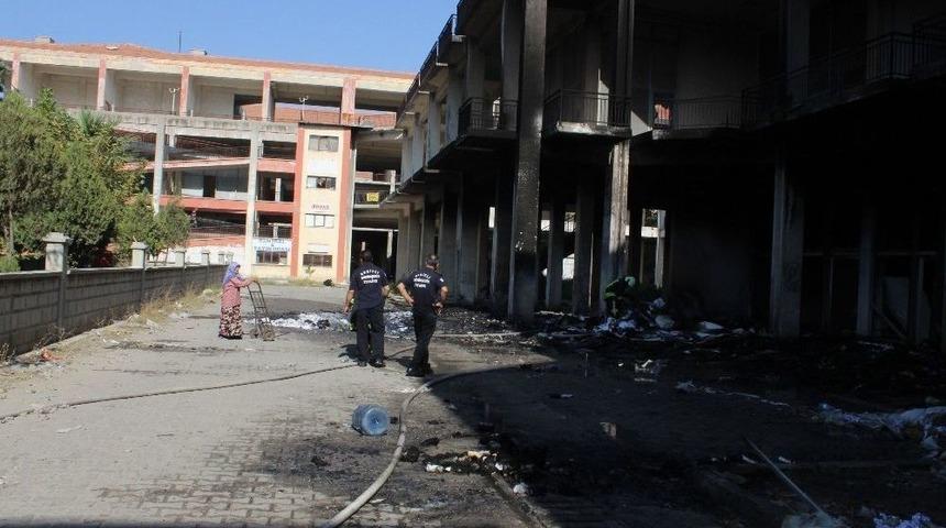 Yıkılmaya Başlanan &Ccedil;arşıda Yangın &Ccedil;ıktı