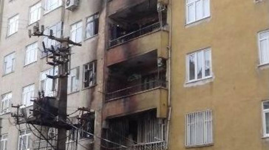 Patlayan Trafo İki Binayı Yaktı