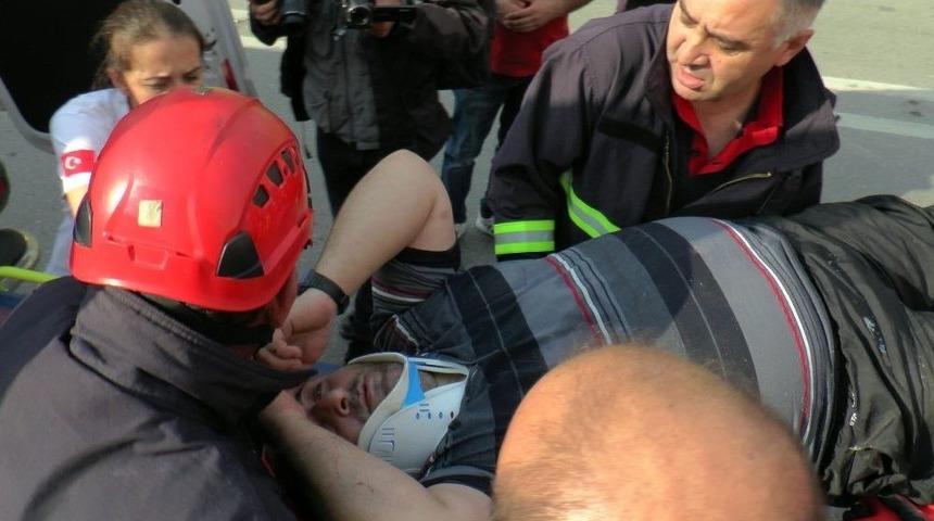 &Ouml;zel Halk Otob&uuml;s&uuml; Ani Fren Yapan Araca &Ccedil;arptı: 1 Yaralı