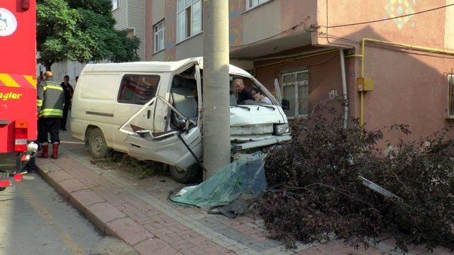 Özel Halk Otobüsü Ani Fren Yapan Araca Çarptı: 1 Yaralı