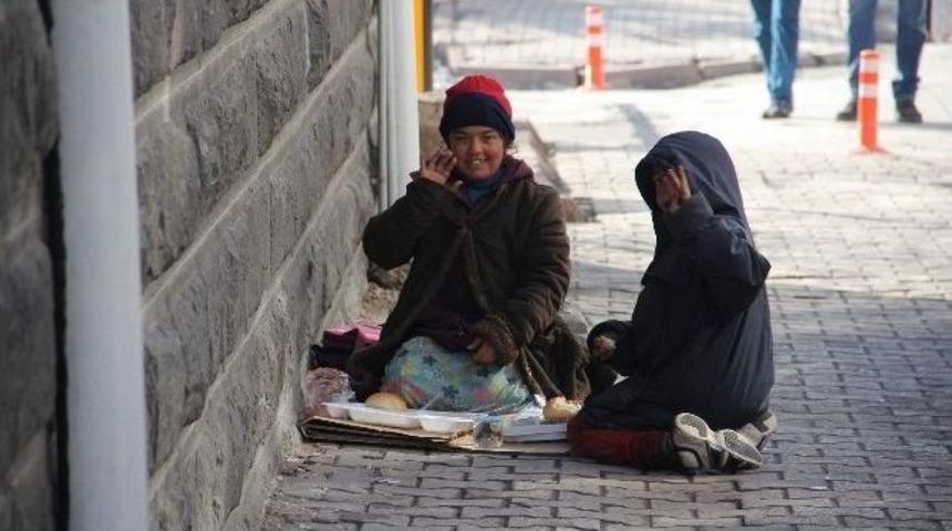 Suriyeli &Ccedil;ocukların Sıcak Yemek Sevinci