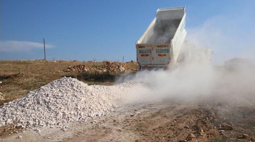 Haliliye&rsquo;nin 5 Mahallesinde Yol Yapım &Ccedil;alışması Devam Ediyor