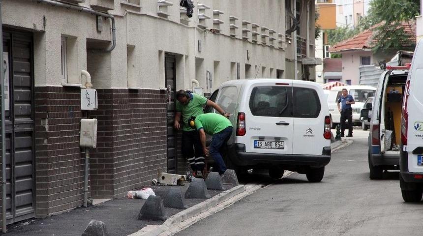Kamyonetle Kontrols&uuml;z Kalkış Yapan S&uuml;r&uuml;c&uuml; Doğalgaz Borusunu Patlattı