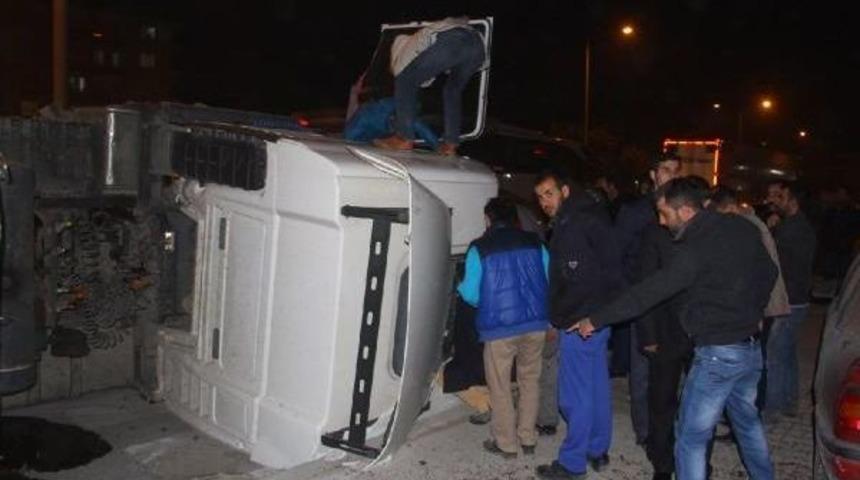 Kabinde sıkışan s&uuml;r&uuml;c&uuml;y&uuml;, baltayla camı kıran itfaiyeci kurtardı