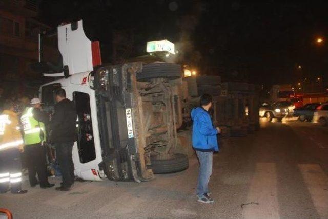 Kabinde sıkışan sürücüyü, baltayla camı kıran itfaiyeci kurtardı