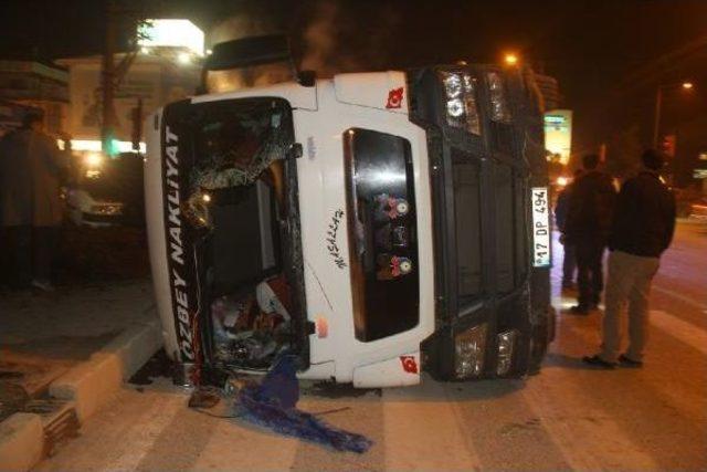 Kabinde sıkışan sürücüyü, baltayla camı kıran itfaiyeci kurtardı