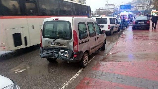 Kocaeli’de Zincirleme Kaza: 2 Yaralı