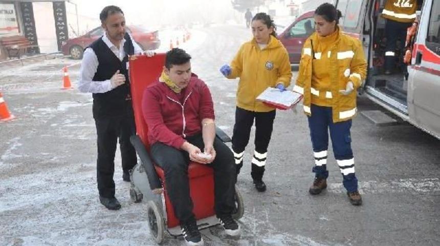 &Ouml;ğrenci Servisi Otomobille &Ccedil;arpıştı; 9'u &Ouml;ğrenci 12 Kişi Yaralandı