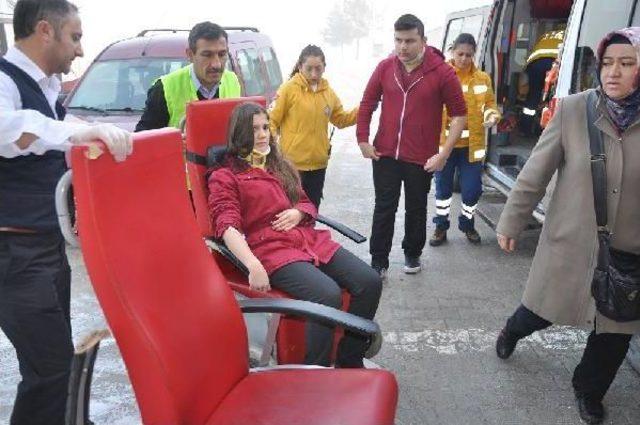 Öğrenci Servisi Otomobille Çarpıştı; 9'u Öğrenci 12 Kişi Yaralandı