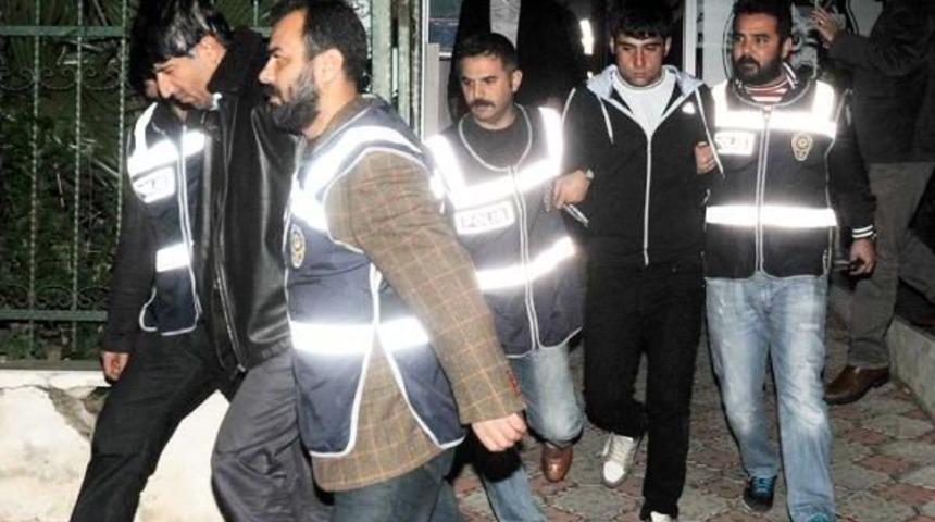 Toprağa g&ouml;m&uuml;l&uuml; cesedin cinayet ş&uuml;phelileri yakalandı