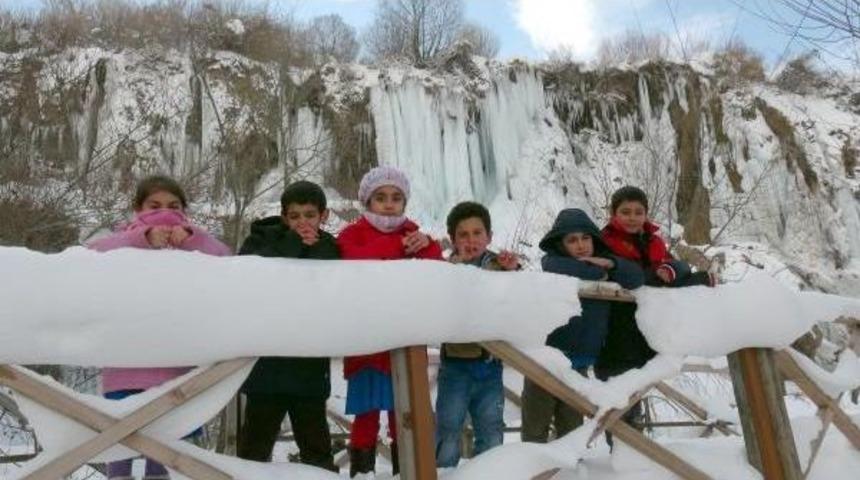 Sibirya Soğukları Şelaleyi Buz Dağına &Ccedil;evirdi
