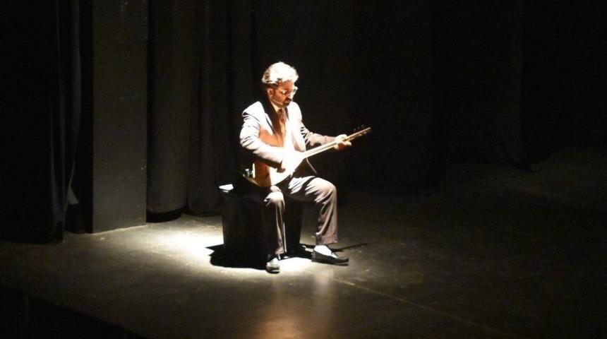 Hasret G&uuml;ltekin&rsquo;in Hayatı Tek Kişilik T&uuml;rk&uuml; M&uuml;zikalinde