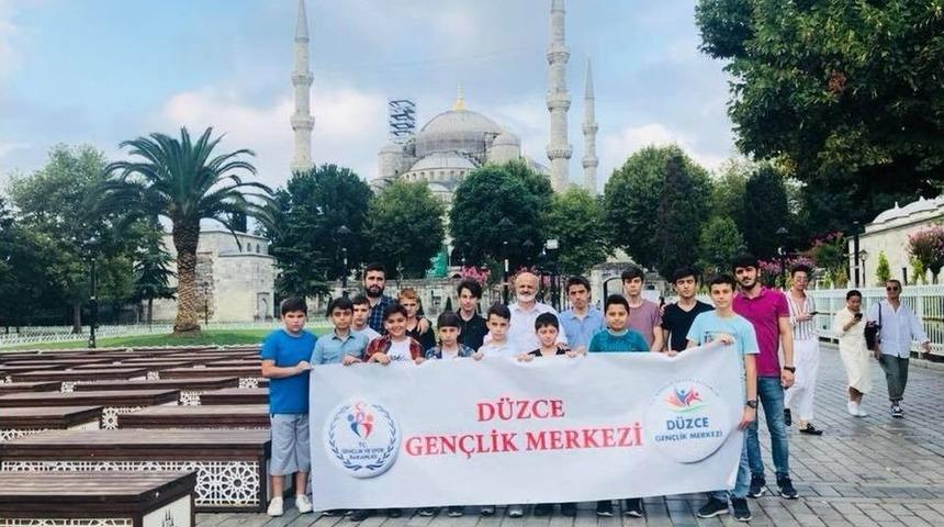 Gen&ccedil;ler Sabah Namazında