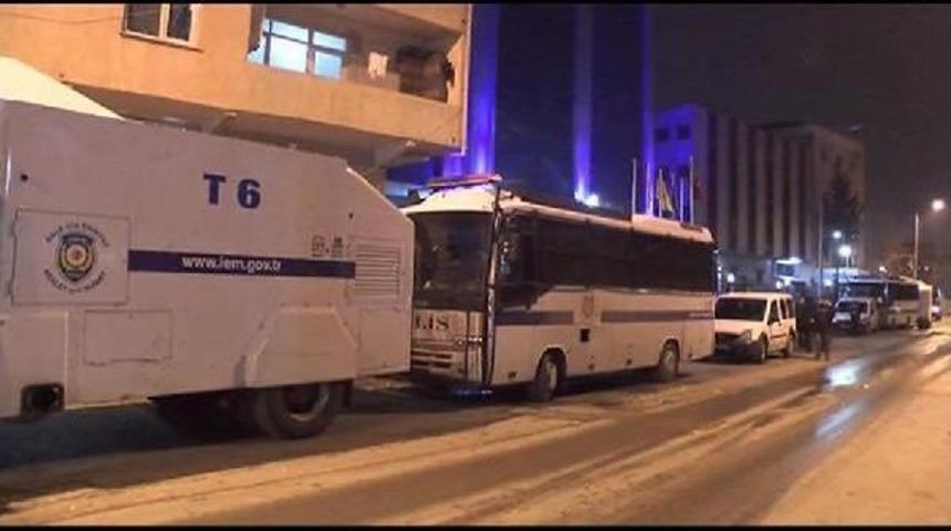 Yeni Akit Gazetesi &Ouml;n&uuml;nde Silah Seslerinin De Duyulduğu Gerginlik