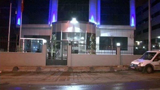 Yeni Akit Gazetesi &Ouml;n&uuml;nde Silah Seslerinin De Duyulduğu Gerginlik 1