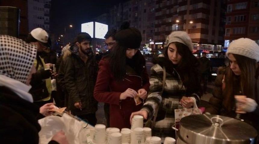 Tepebaşı&rsquo;ndan Soğuk Havada Sıcak Salep İkramı