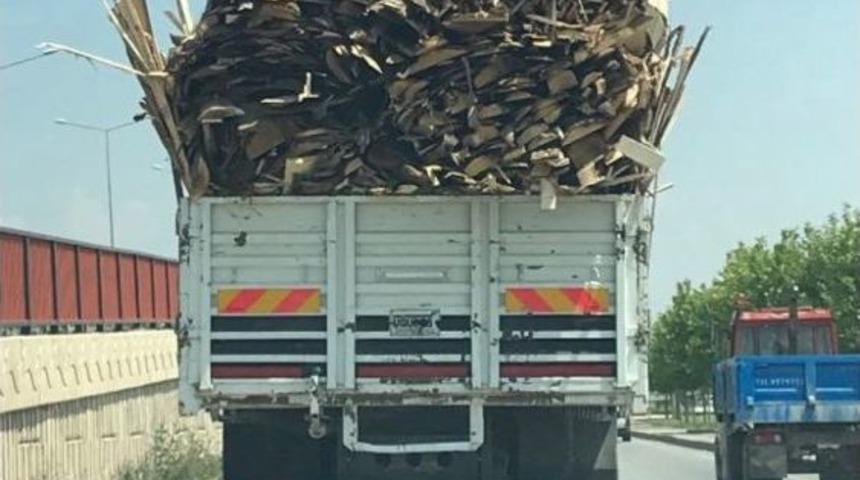 Tahta Y&uuml;kl&uuml; Kamyon İnsanların Canını Hi&ccedil;e Saydı
